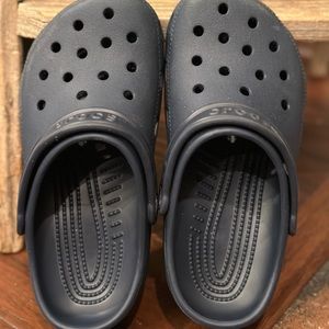🐊🐊 BOYS CROCS in navy, size J 2